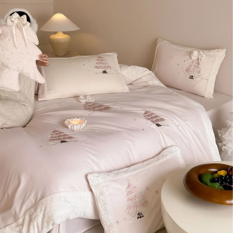 Cozy children's bedding set with 3D Christmas tree appliqué and velvet trim Stornfield