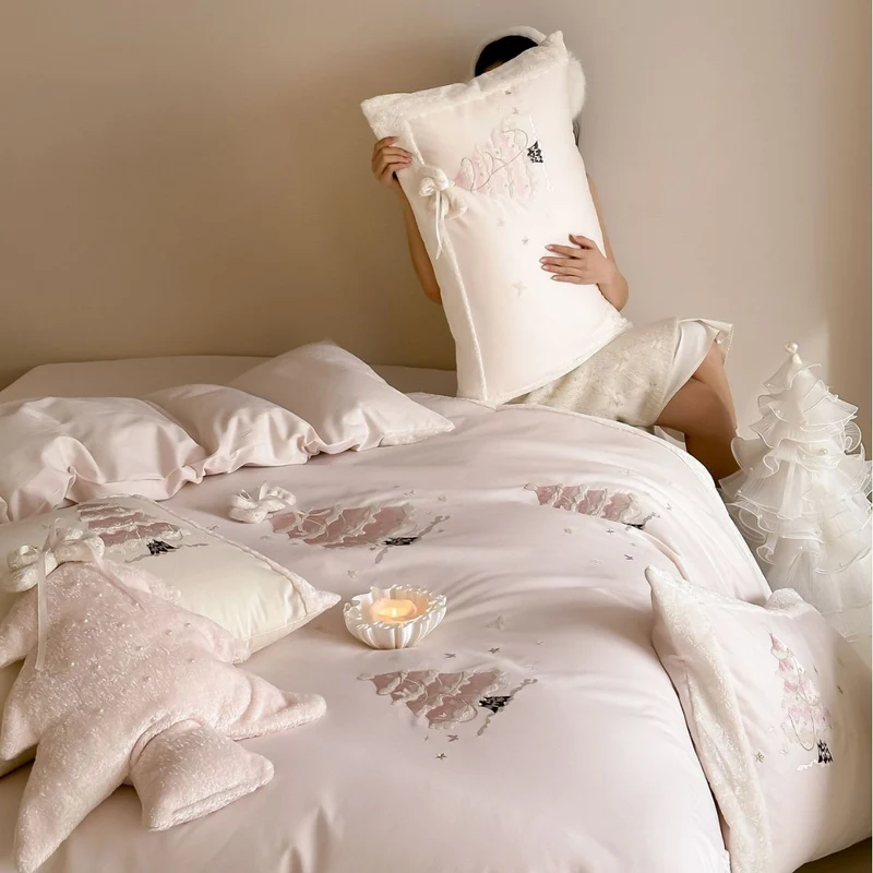 Cozy children's bedding set with 3D Christmas tree appliqué and velvet trim Stornfield