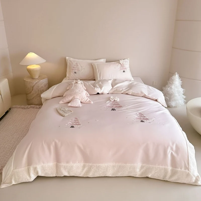 Cozy children's bedding set with 3D Christmas tree appliqué and velvet trim Stornfield