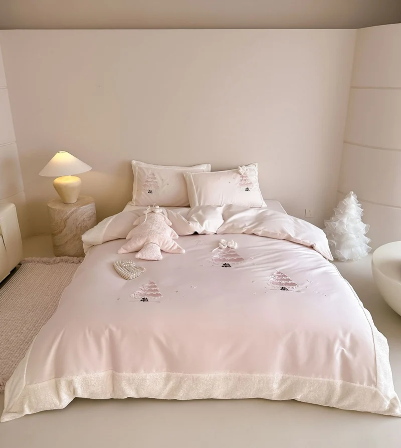 Cozy children's bedding set with 3D Christmas tree appliqué and velvet trim Stornfield