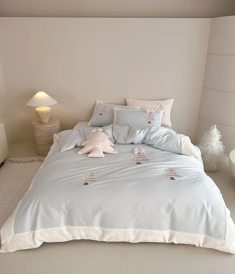 Cozy children's bedding set with 3D Christmas tree appliqué and velvet trim Stornfield