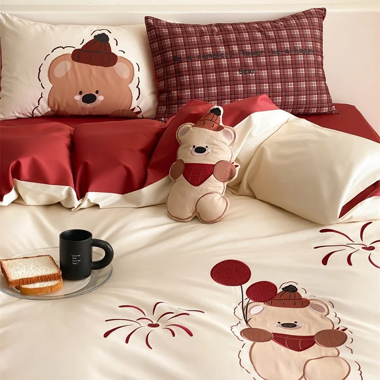 Children's bedding set made of soft cotton satin with embroidered bear and checkered motif Stornfield