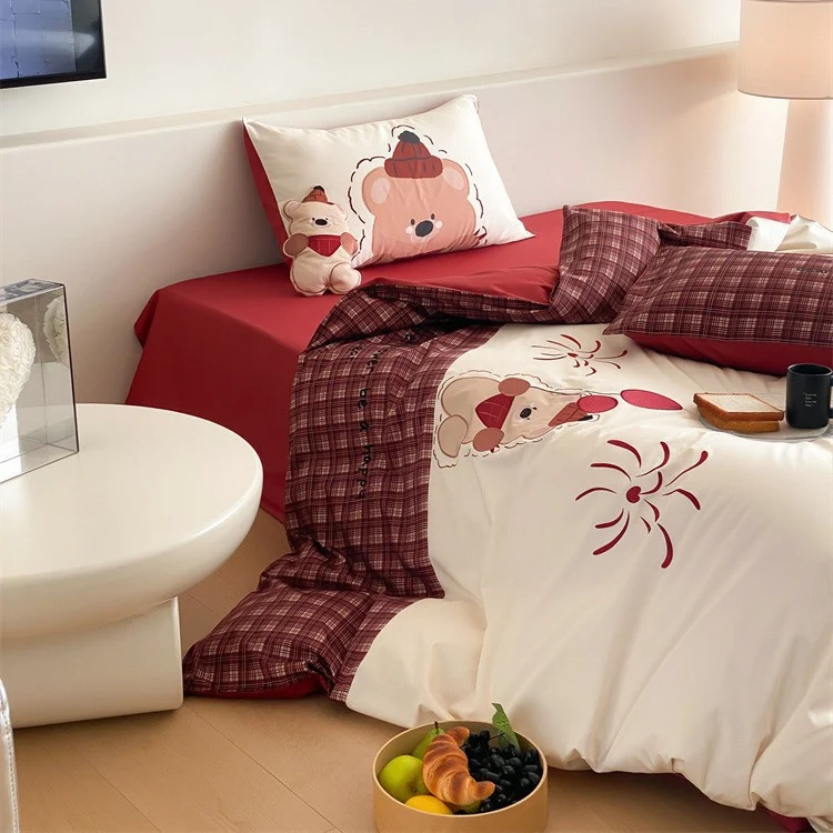 Children's bedding set made of soft cotton satin with embroidered bear and checkered motif Stornfield