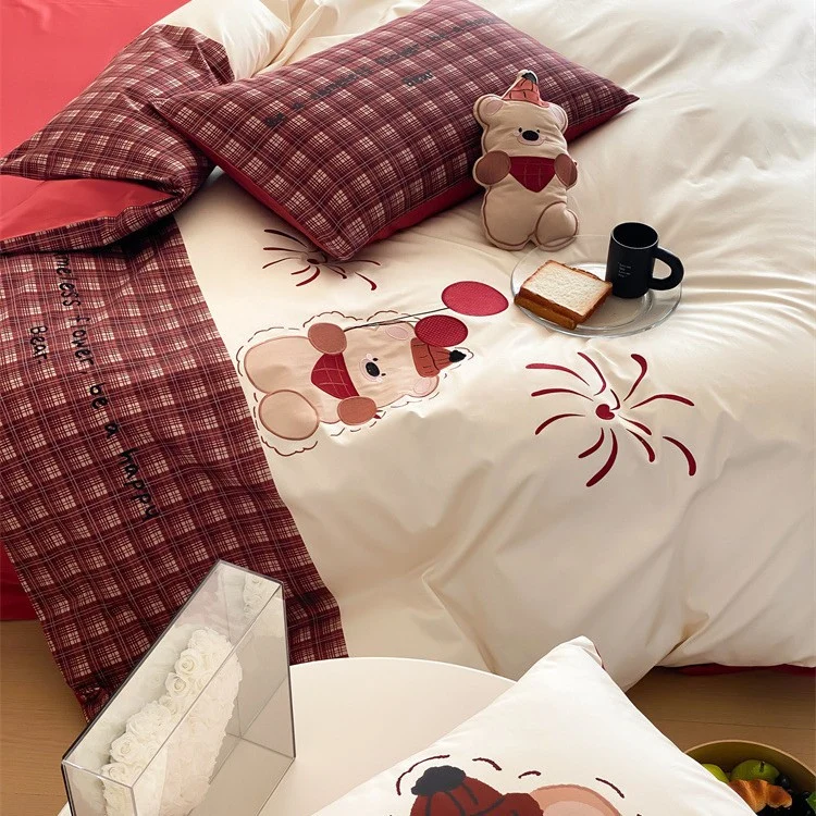 Children's bedding set made of soft cotton satin with embroidered bear and checkered motif Stornfield