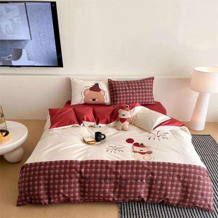 Children's bedding set made of soft cotton satin with embroidered bear and checkered motif Stornfield