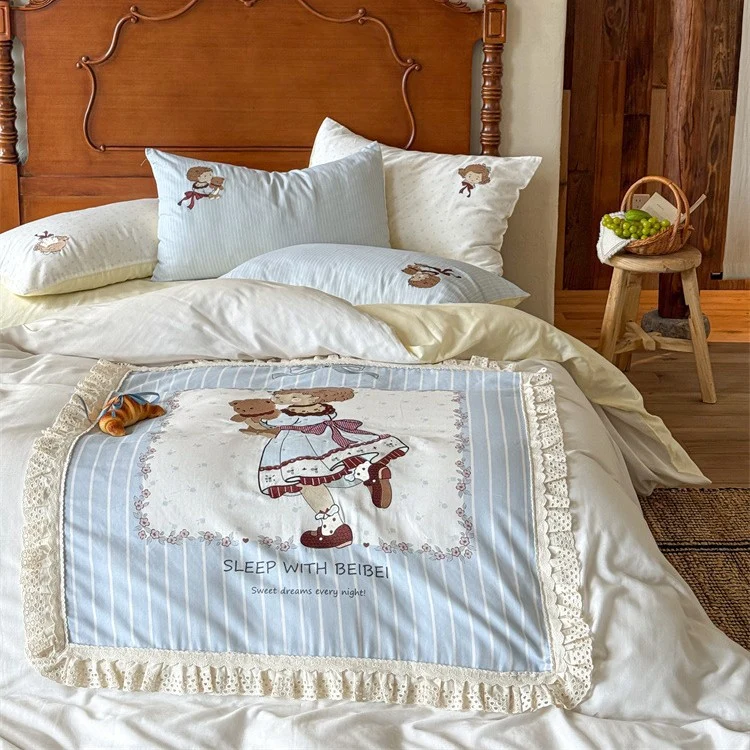 Children's bedding set with quilted decorative quilt, lace ruffle, and teddy bear motif Stornfield