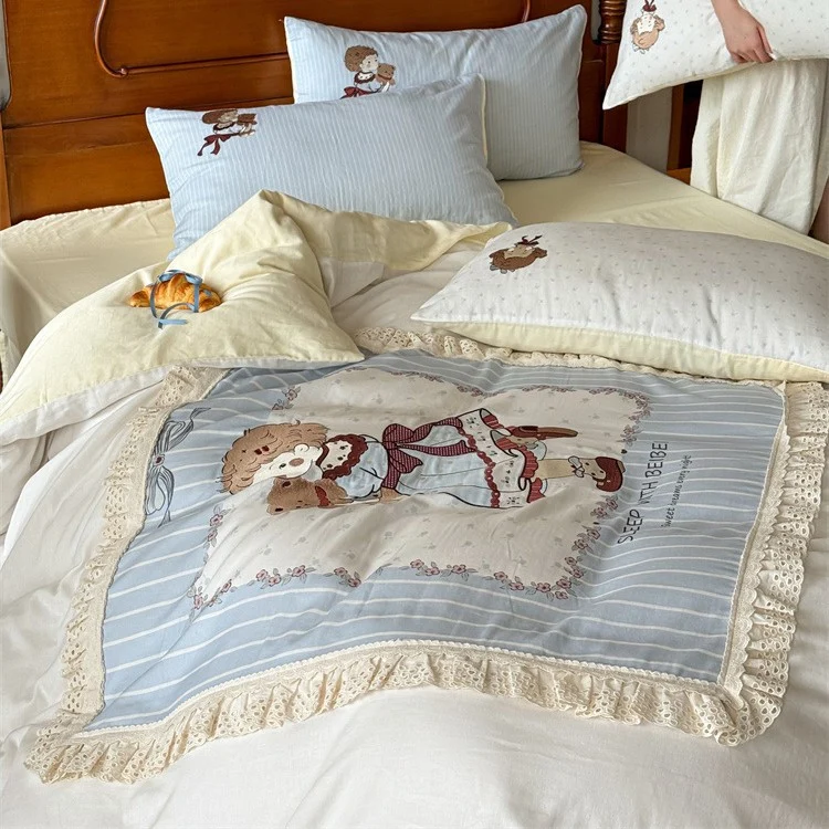 Children's bedding set with quilted decorative quilt, lace ruffle, and teddy bear motif Stornfield