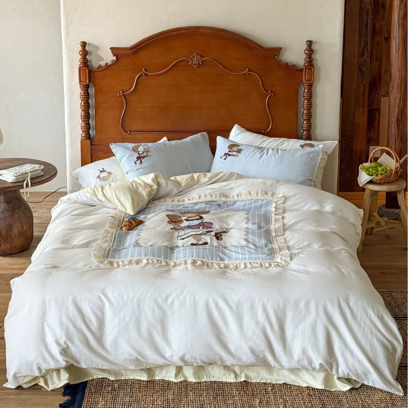 Children's bedding set with quilted decorative quilt, lace ruffle, and teddy bear motif Stornfield