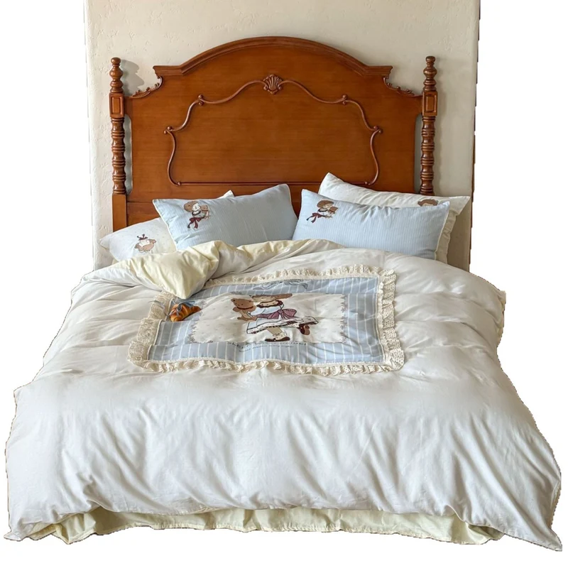 Children's bedding set with quilted decorative quilt, lace ruffle, and teddy bear motif Stornfield