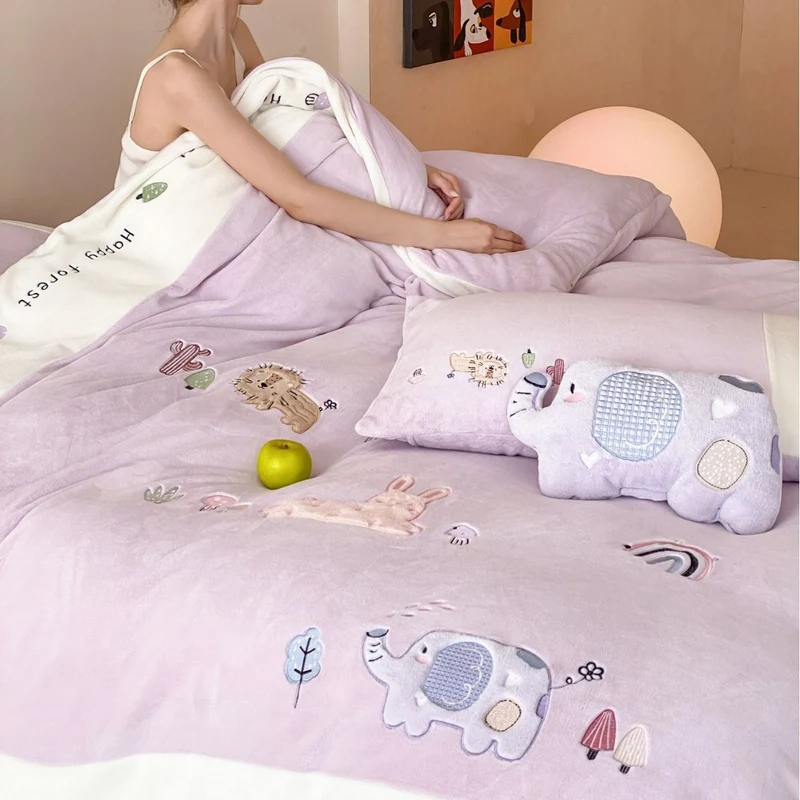 Kids' bedding set with embroidered safari and elephant motifs made of soft cotton blend Stornfield