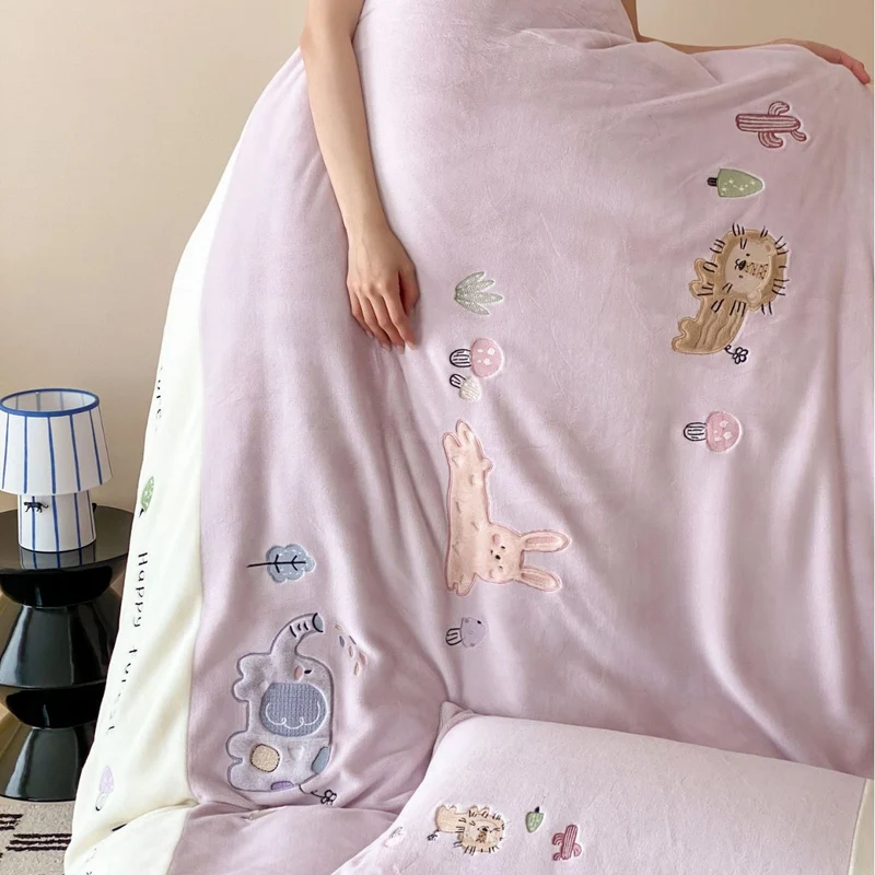 Kids' bedding set with embroidered safari and elephant motifs made of soft cotton blend Stornfield