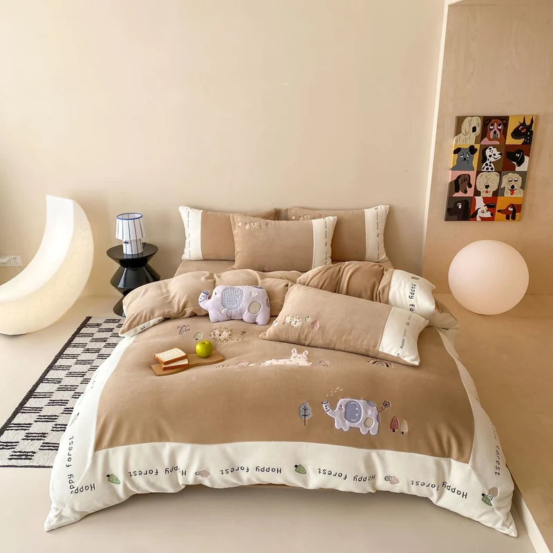 Kids' bedding set with embroidered safari and elephant motifs made of soft cotton blend Stornfield