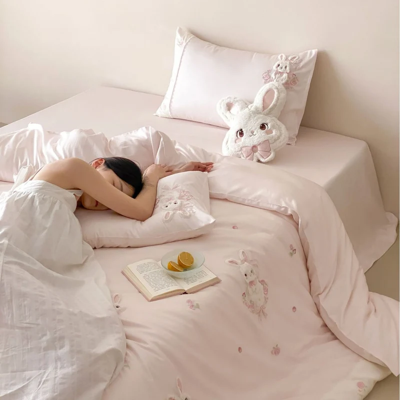 Children's bedding set with embroidered rabbit and rose motif Stornfield