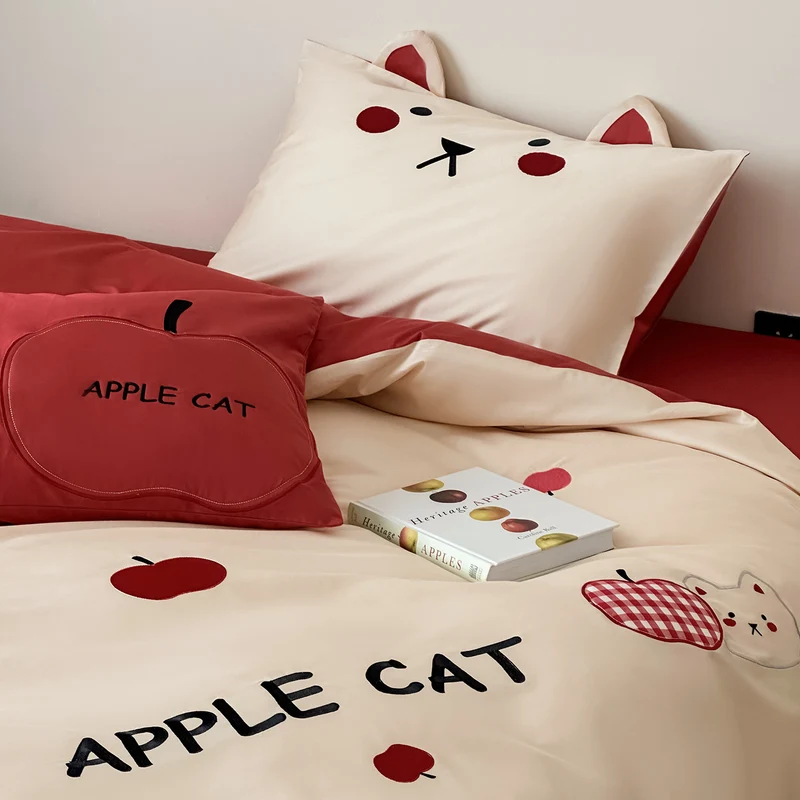 Children's bedding set with apple cat appliqués and quilted decorative pillowcase Stornfield