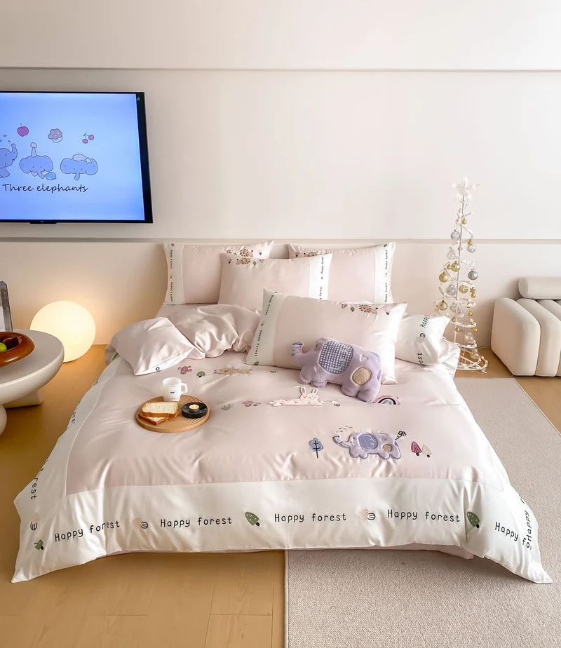 Children's bedding set made of fine satin with embroidered elephant appliqués and decorative hem Stornfield