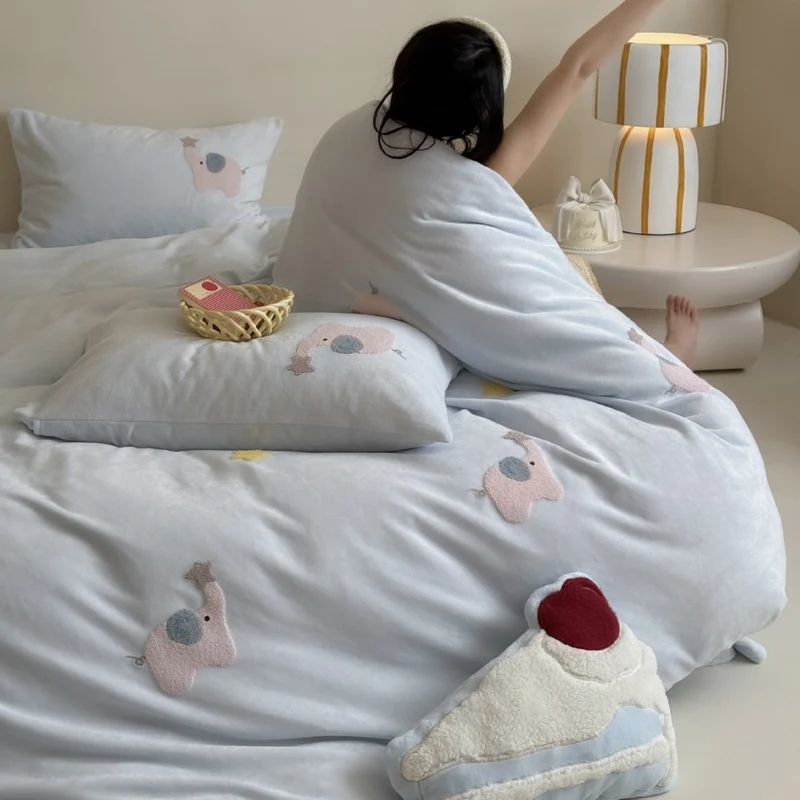 Children's bedding set made of fine cotton satin with applied elephant decorations and cozy quilt Stornfield