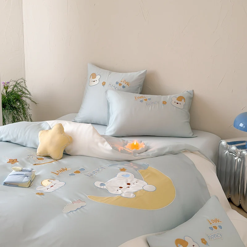 Children's bedding set made of cotton satin with applied moon and bear appliqué, quilted duvet Stornfield