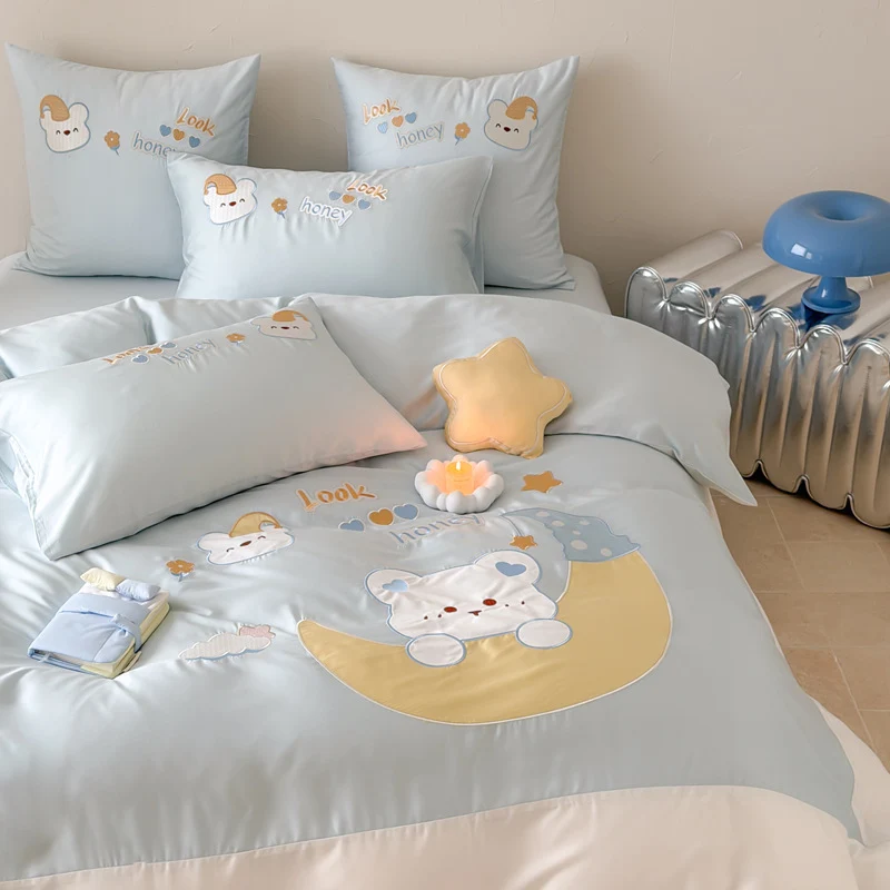 Children's bedding set made of cotton satin with applied moon and bear appliqué, quilted duvet Stornfield