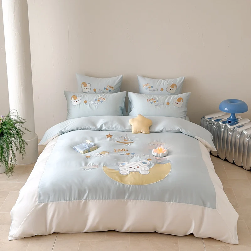 Children's bedding set made of cotton satin with applied moon and bear appliqué, quilted duvet Stornfield
