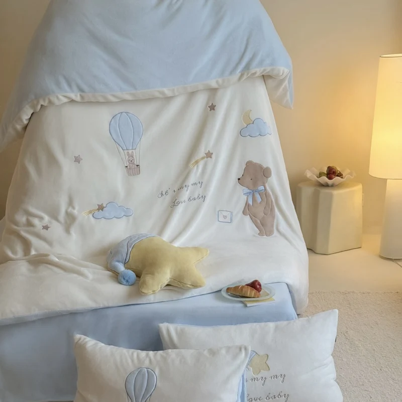 Children's bedding set made of cotton with appliquéd hot air balloon and teddy bear motifs Stornfield