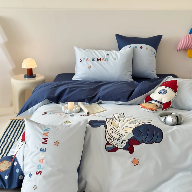 Children's bedding set with space travel appliqués and reversible function Stornfield