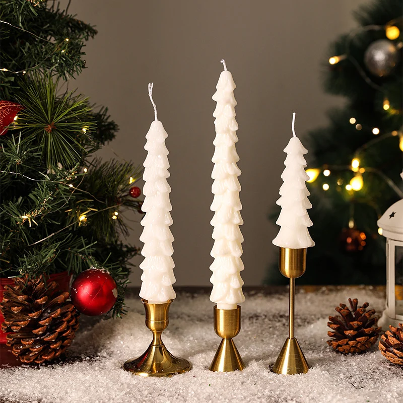 Festliches Sculpted Pine Taper Kerzen-Trio mit Messinghaltern