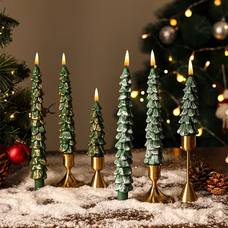 Festliches Sculpted Pine Taper Kerzen-Trio mit Messinghaltern