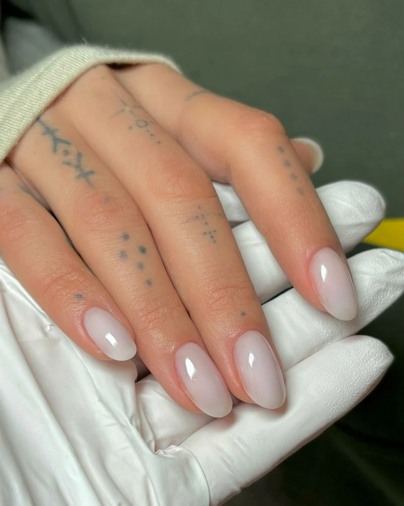 Premium Glossy Almond-Shaped Nail Art Extensions Stornfield