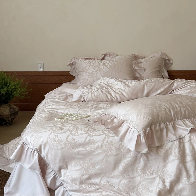 Bed linen set in baroque jacquard with ruffle cushion Stornfield