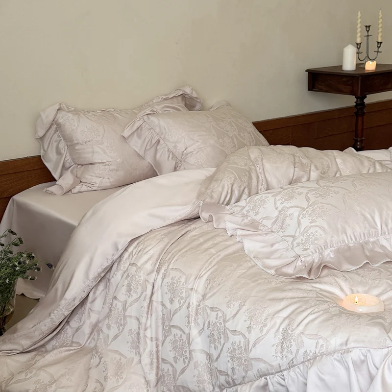 Bed linen set in baroque jacquard with ruffle cushion Stornfield