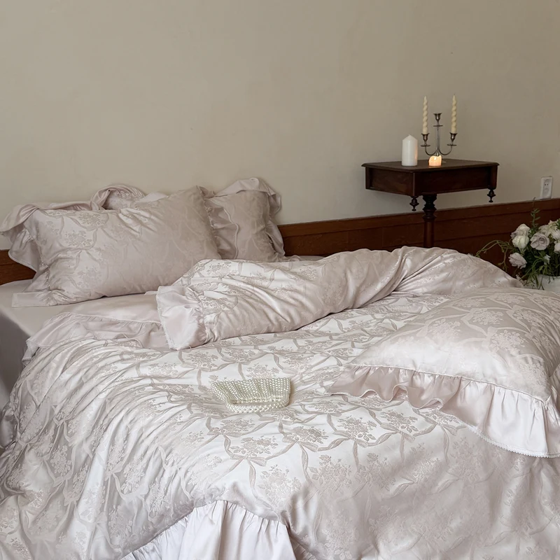 Bed linen set in baroque jacquard with ruffle cushion Stornfield