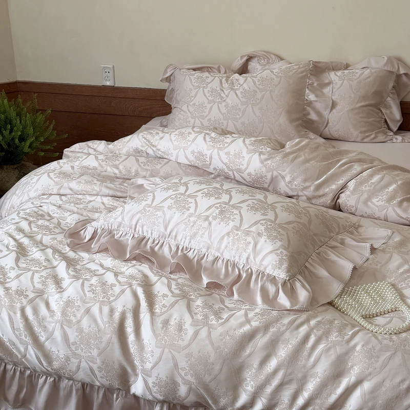 Bed linen set in baroque jacquard with ruffle cushion Stornfield