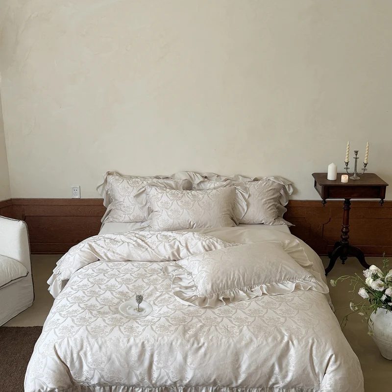 Bed linen set in baroque jacquard with ruffle cushion Stornfield