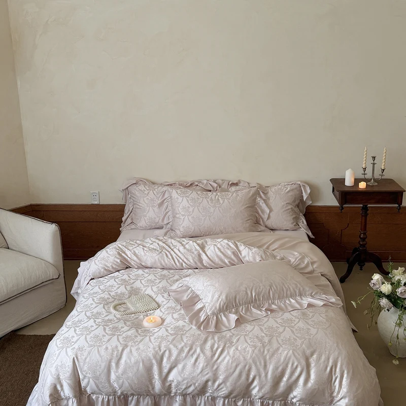 Bed linen set in baroque jacquard with ruffle cushion Stornfield