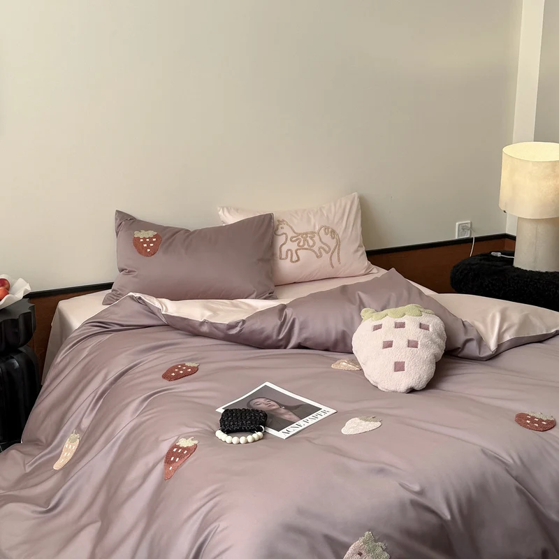 Bedding set made of cotton satin with embroidered strawberry appliqués and silky-matte finish Stornfield