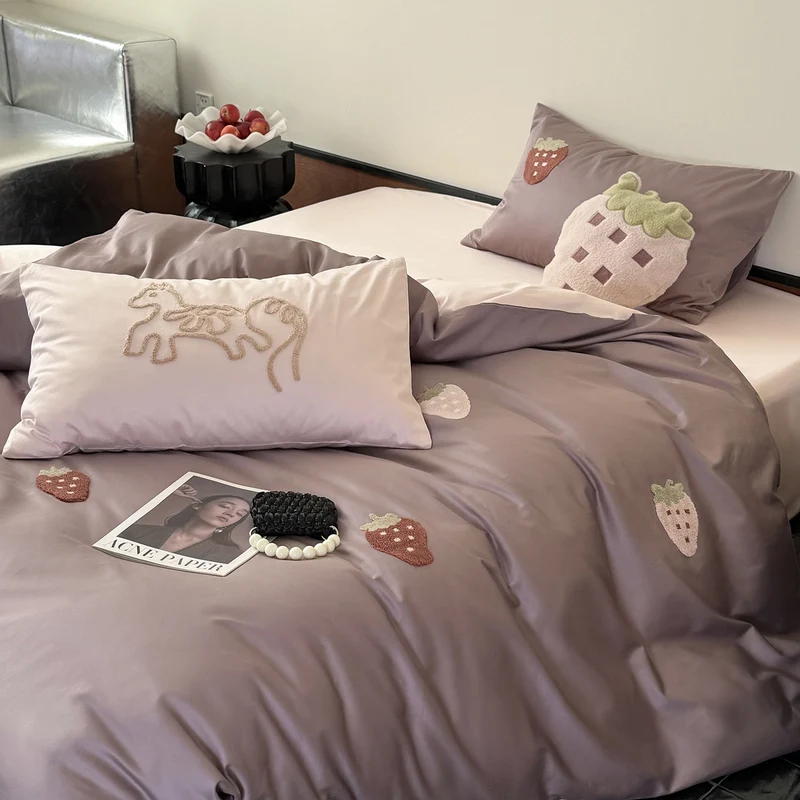 Bedding set made of cotton satin with embroidered strawberry appliqués and silky-matte finish Stornfield