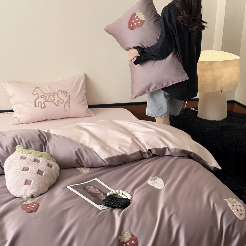 Bedding set made of cotton satin with embroidered strawberry appliqués and silky-matte finish Stornfield