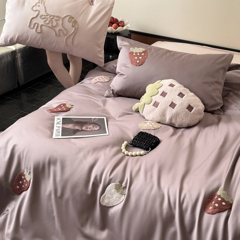 Bedding set made of cotton satin with embroidered strawberry appliqués and silky-matte finish Stornfield