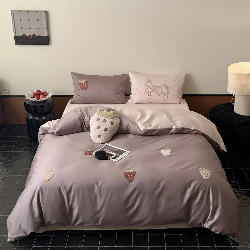 Bedding set made of cotton satin with embroidered strawberry appliqués and silky-matte finish Stornfield