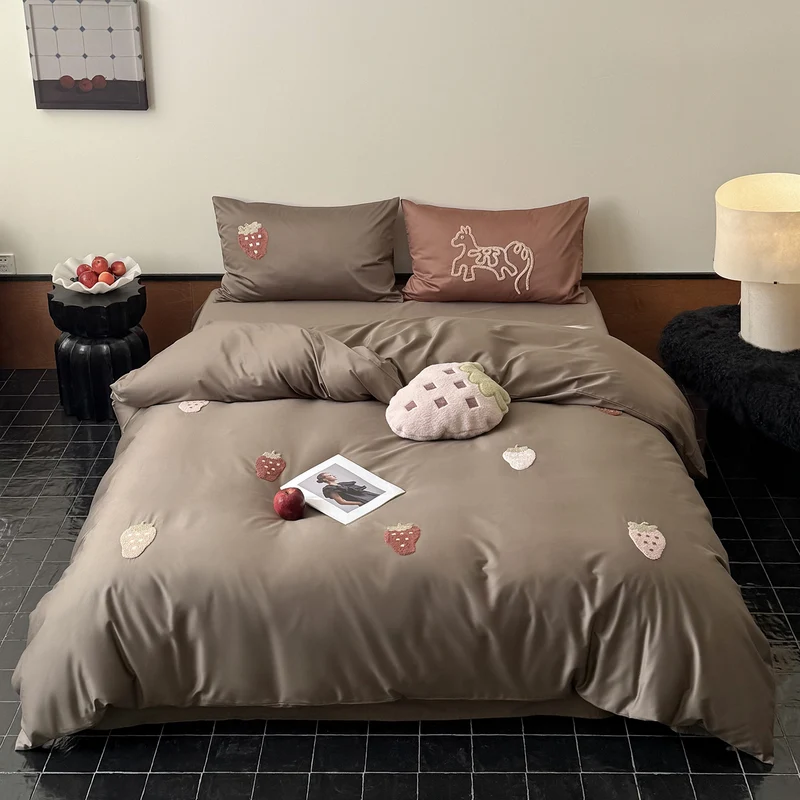 Bedding set made of cotton satin with embroidered strawberry appliqués and silky-matte finish Stornfield