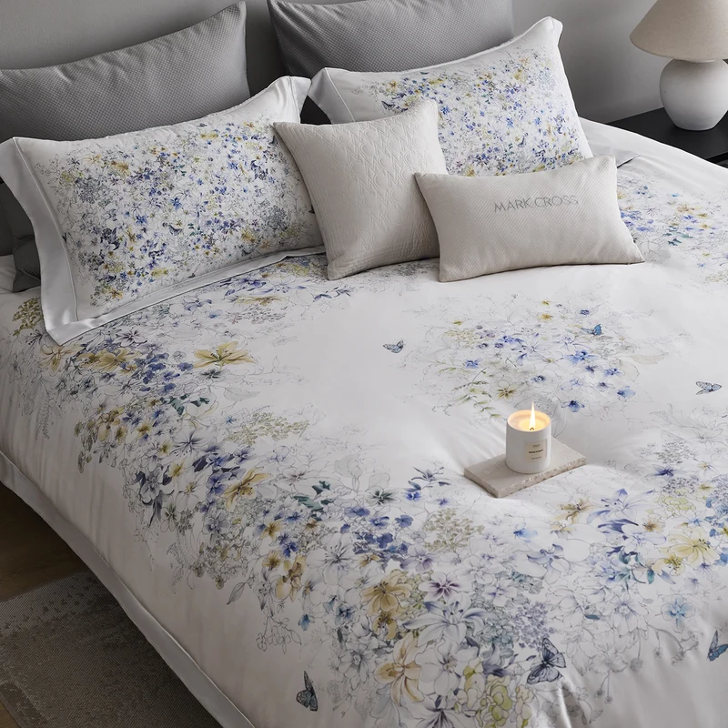 Bedding set made of cotton satin with fine watercolor flower print and hotel closure Stornfield