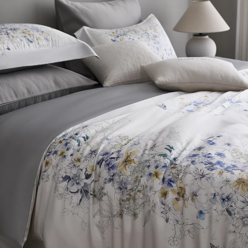 Bedding set made of cotton satin with fine watercolor flower print and hotel closure Stornfield