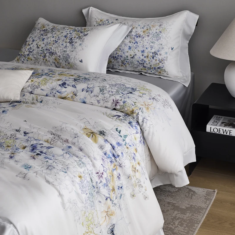 Bedding set made of cotton satin with fine watercolor flower print and hotel closure Stornfield