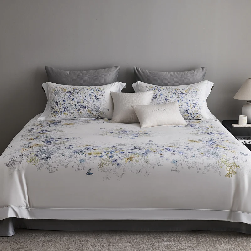 Bedding set made of cotton satin with fine watercolor flower print and hotel closure Stornfield