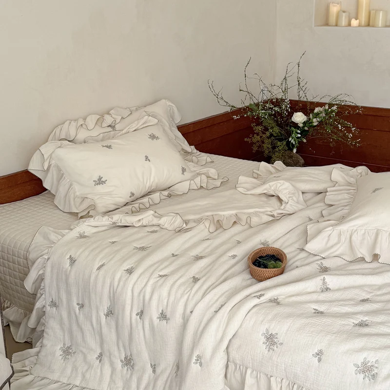 Embroidered bedding set made of cotton-linen with ruffles and floral embroidery relief Stornfield