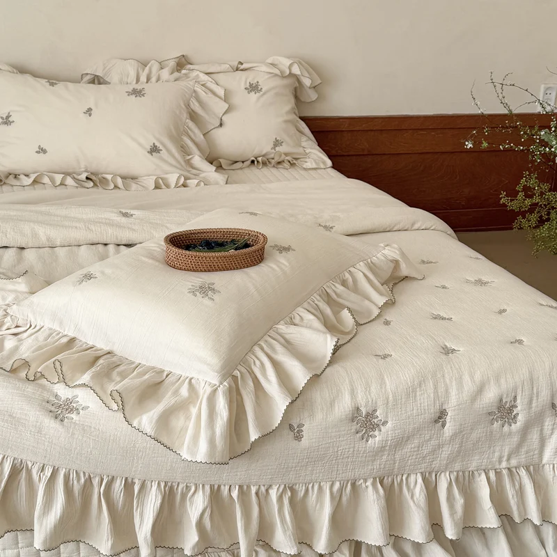Embroidered bedding set made of cotton-linen with ruffles and floral embroidery relief Stornfield