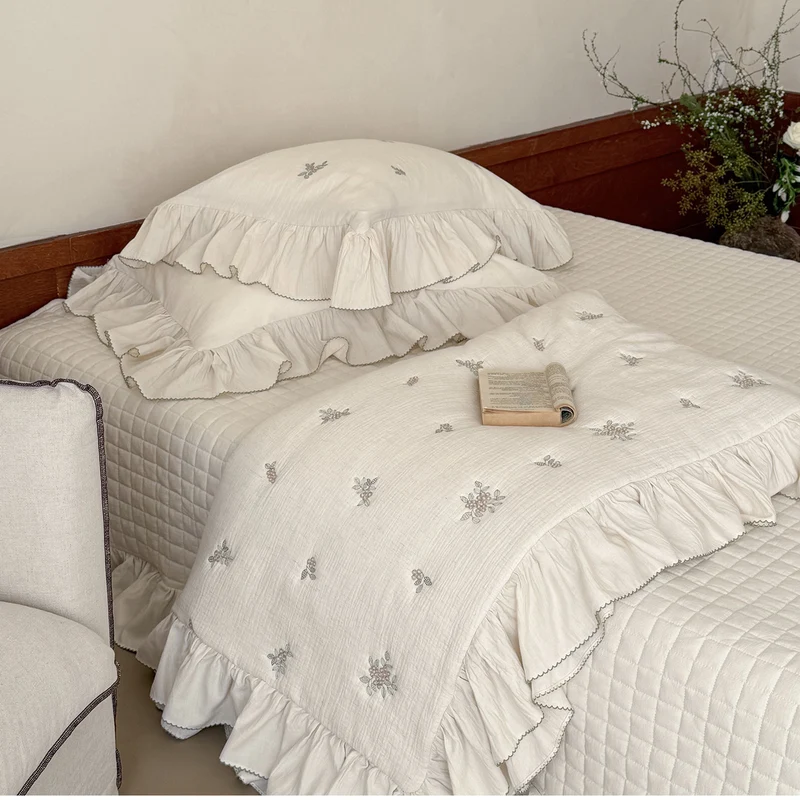Embroidered bedding set made of cotton-linen with ruffles and floral embroidery relief Stornfield