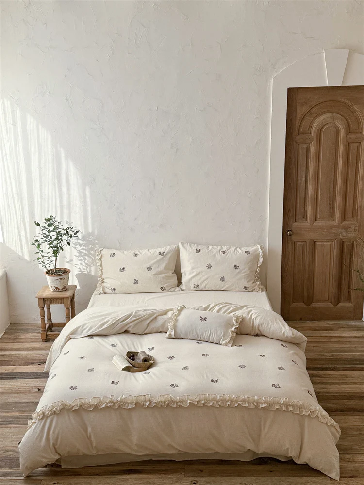 Cotton bedding set with embroidered floral motif and ruffled frills Stornfield