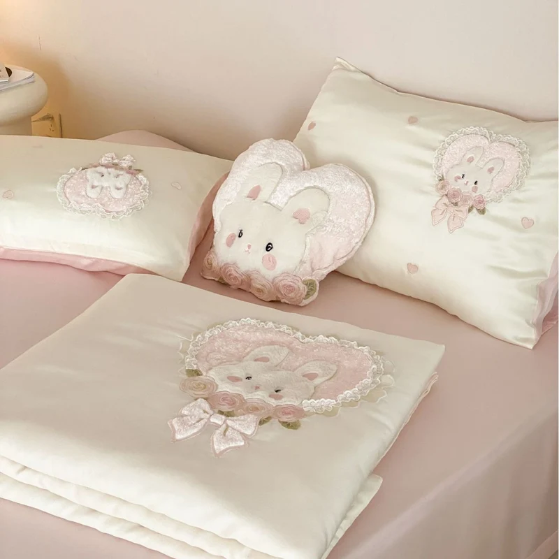 Satin bedding set for children and adolescents with embroidered plush applications Stornfield