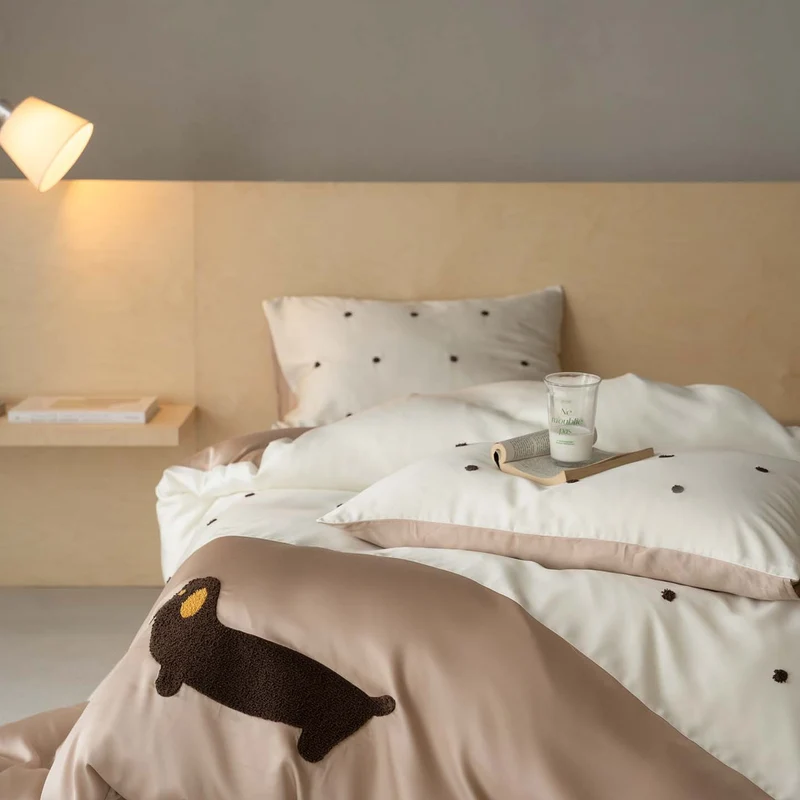 Satin bedding set with dachshund appliqué and fine polka dot pattern Stornfield